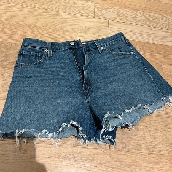 Levi’s High Waisted Mom Jean Shorts Size 32 - Picture 1 of 4